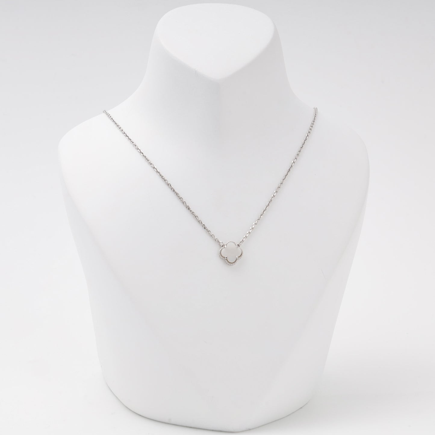 Silver 925 mother-of-pearl clover pendant necklace on a bust — Kabluchka