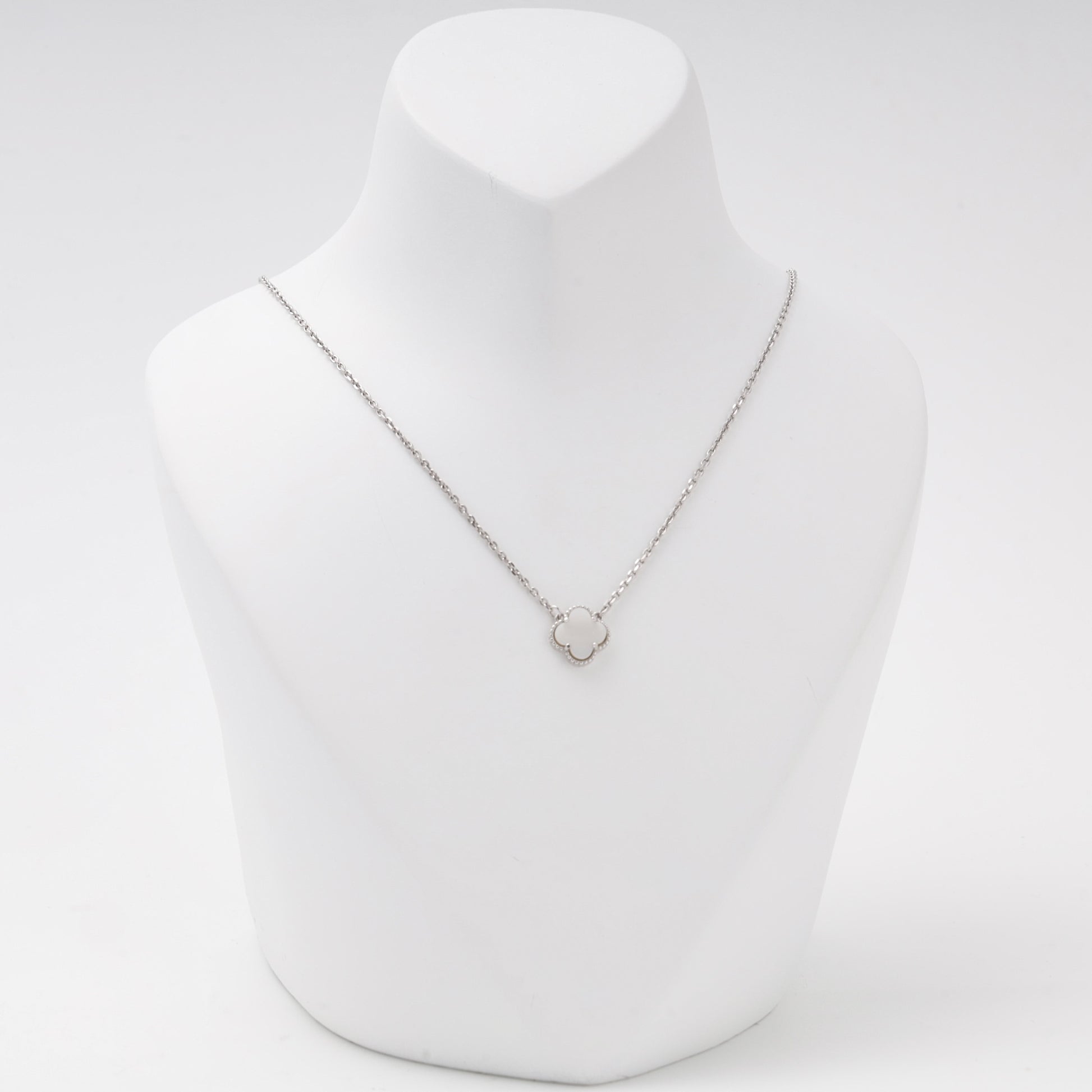 Silver 925 mother-of-pearl clover pendant necklace on a bust — Kabluchka