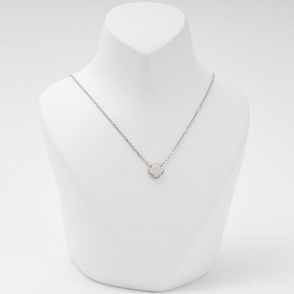 Silver 925 mother-of-pearl clover pendant necklace on a bust — Kabluchka