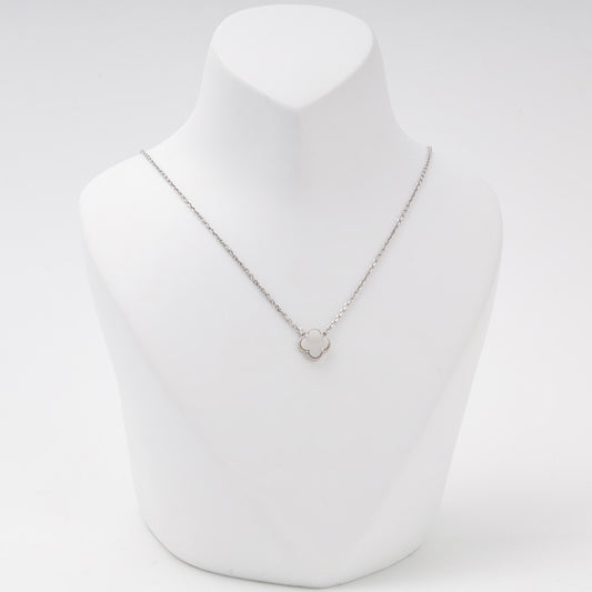 Silver 925 mother-of-pearl clover pendant necklace on a bust — Kabluchka