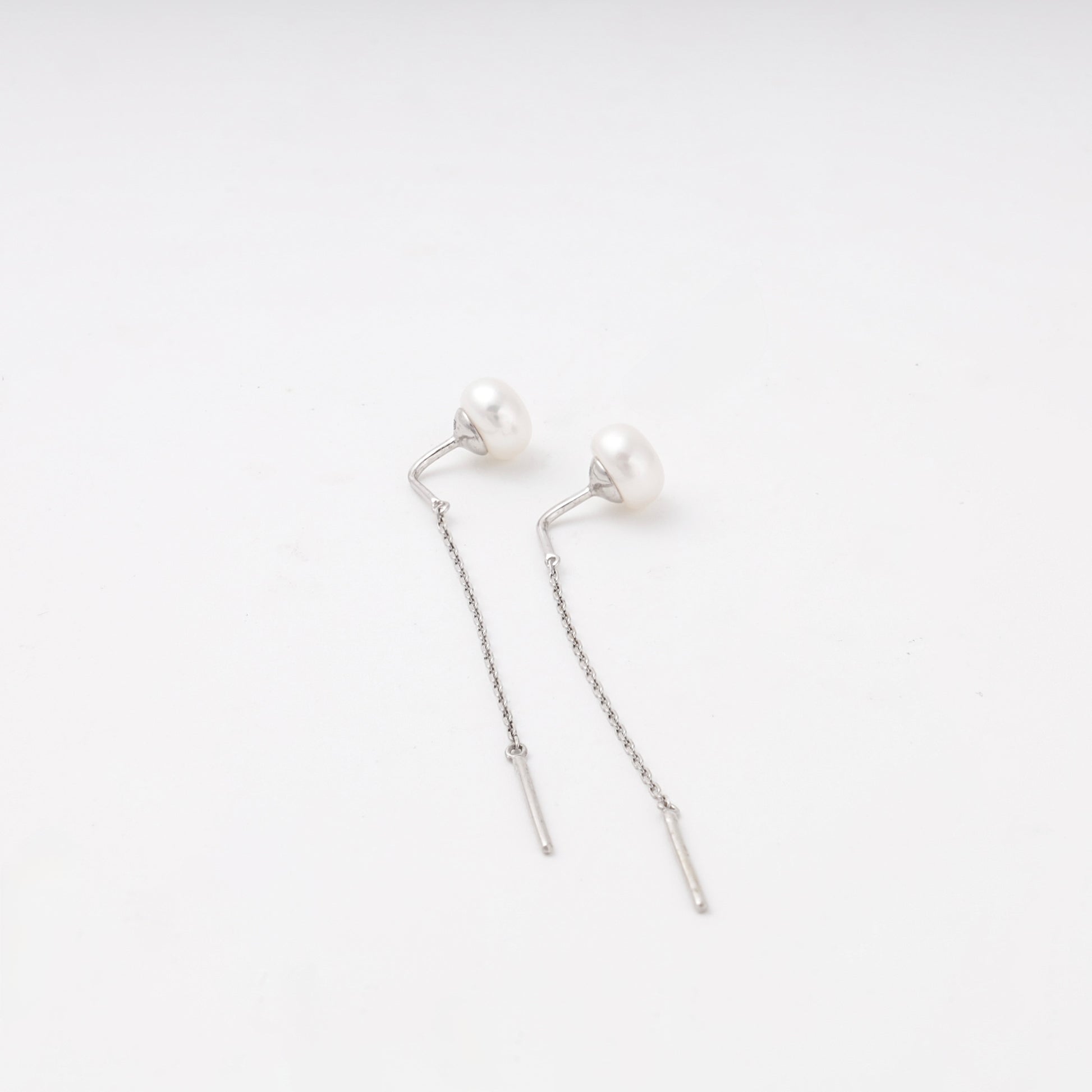 Silver 925 pearl threader earrings with chain, front view — Kabluchka