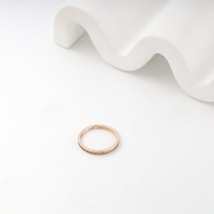 Polished rose gold cubic zirconia band ring, top view — Kabluchka