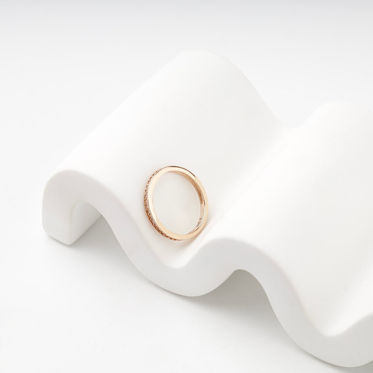 Slim cubic zirconia channel band ring in rose gold 585 — Kabluchka