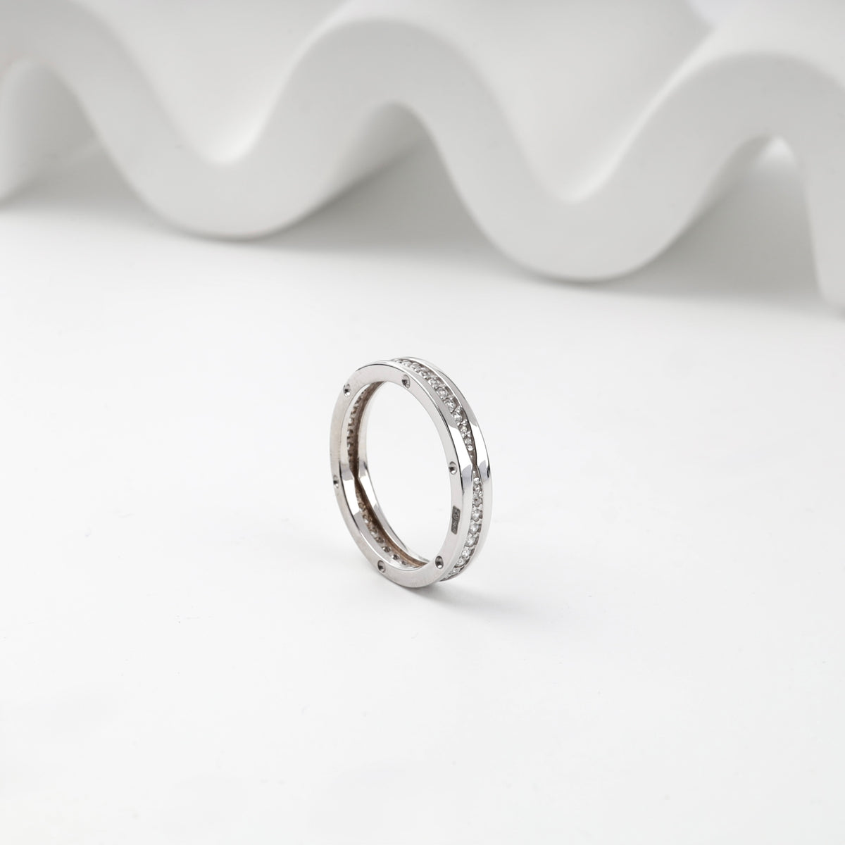 White Gold 14K cubic zirconia channel ring upright view