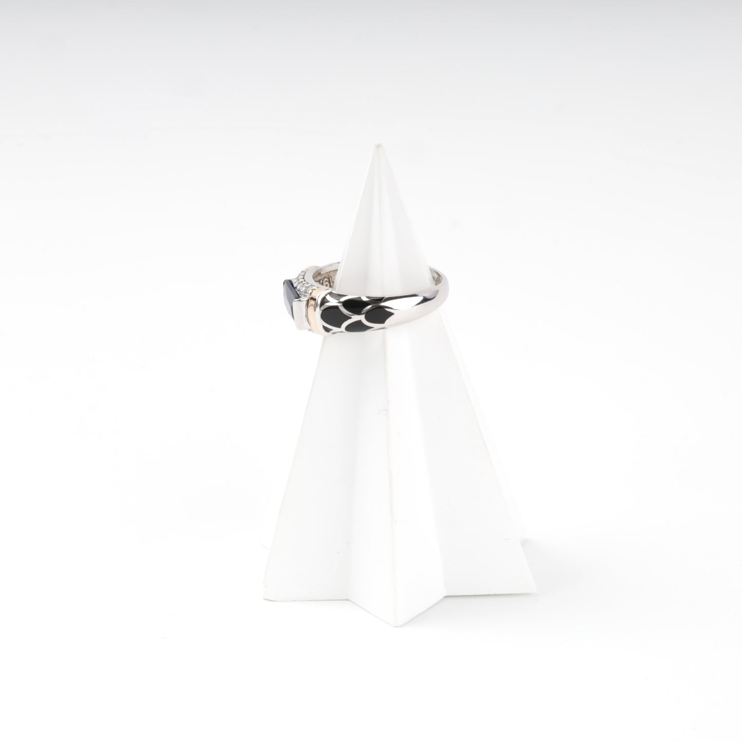 Rhodium-plated ring band and Gold 375 accent detail
