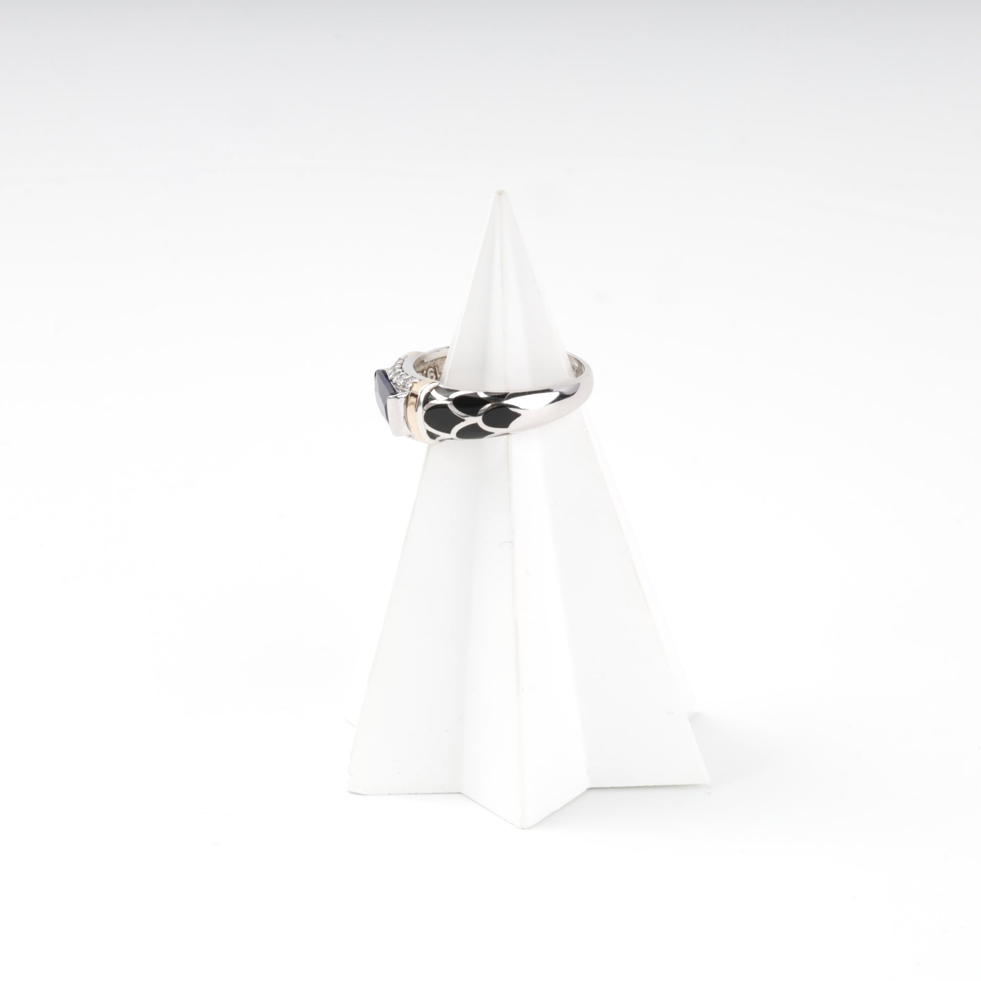 Rhodium-plated ring band and Gold 375 accent detail