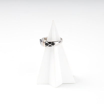 Rhodium-plated ring band and Gold 375 accent detail