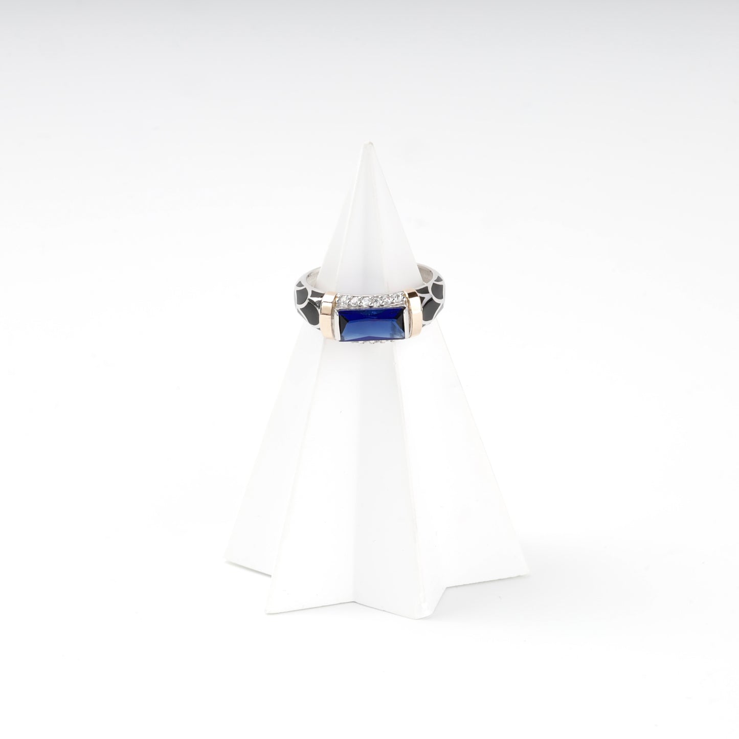 Geometric 403K.Rh ring shown from the side