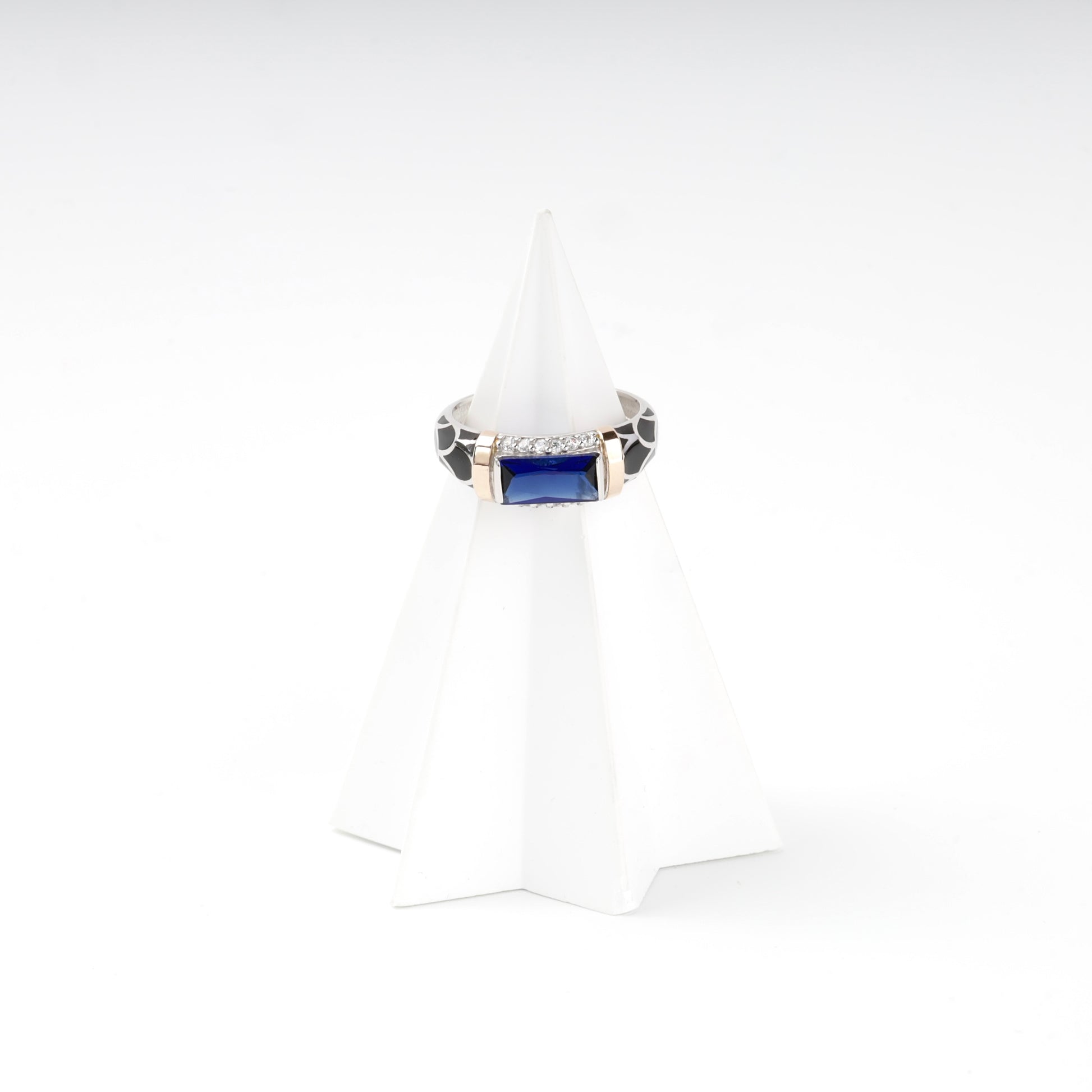 Geometric 403K.Rh ring shown from the side