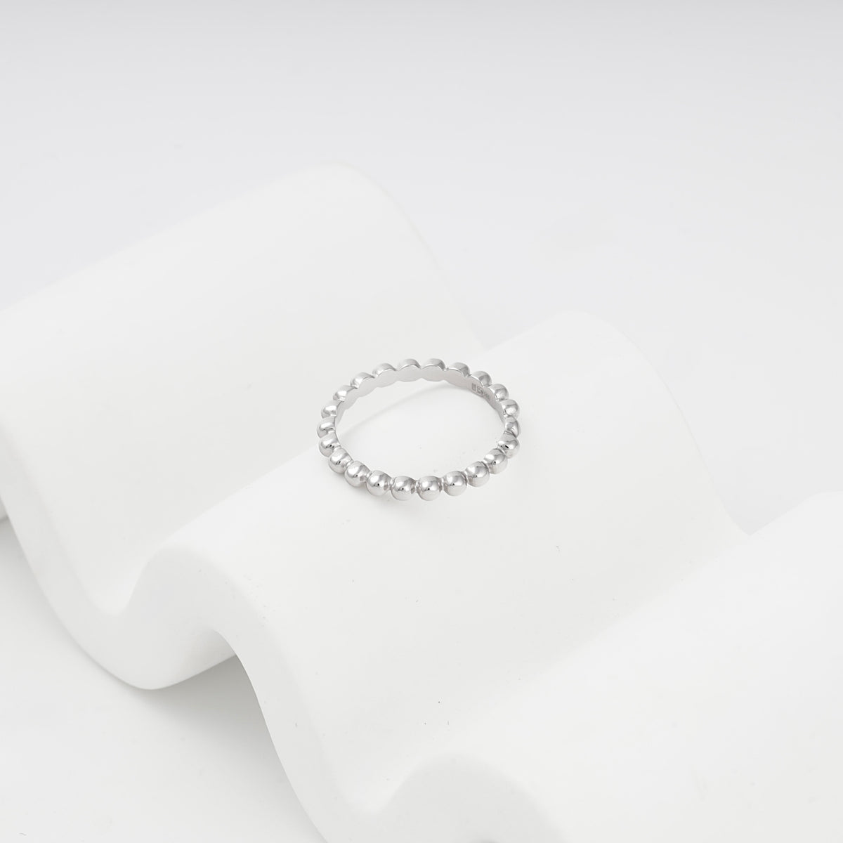 Polished white gold beaded ring, top view — КБ948Би — Kabluchka
