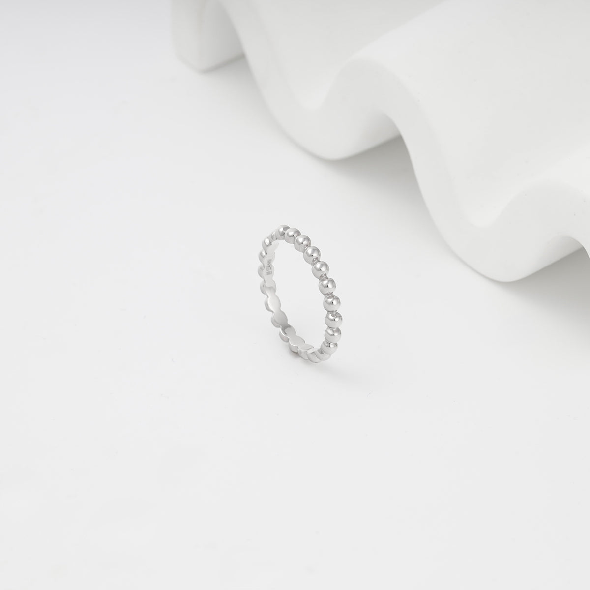 White gold polished beaded ring, upright view — КБ948Би — Kabluchka