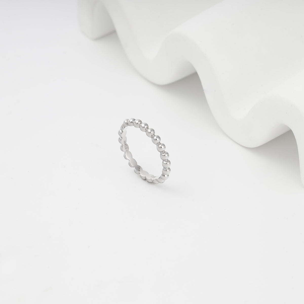 White gold beaded ring, angled profile — КБ948Би — Kabluchka