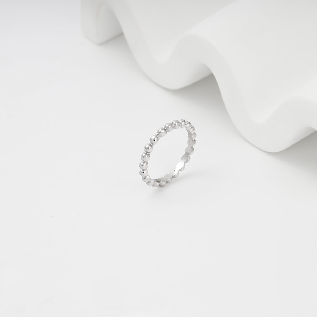 White gold ring with continuous bead motif — КБ948Би — Kabluchka