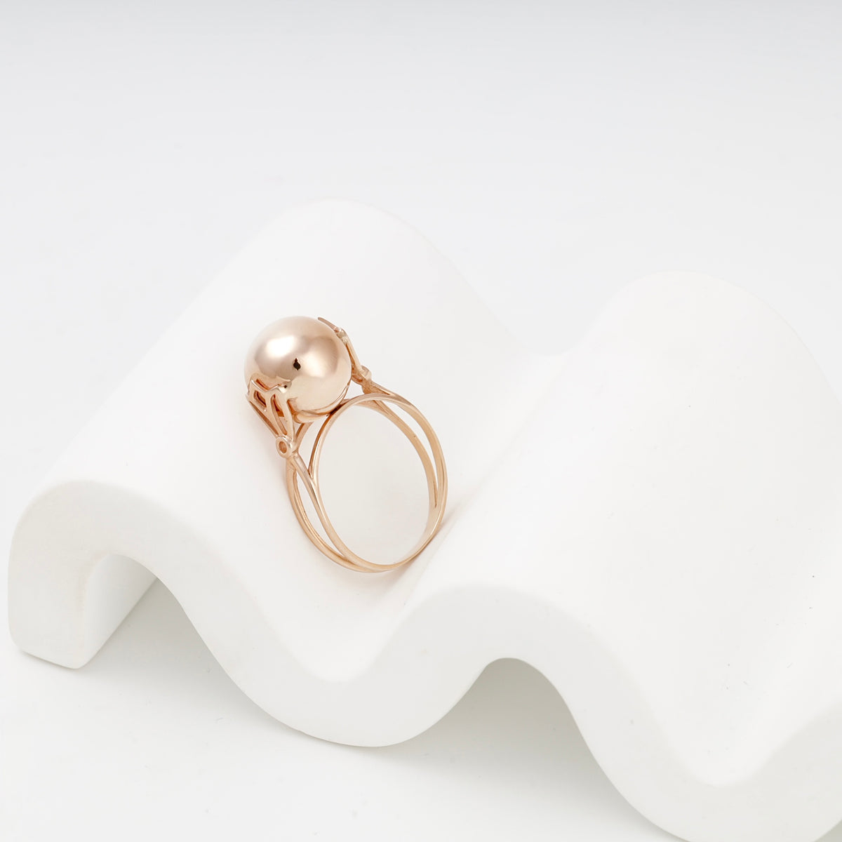 Polished sphere ring on sculptural display — 300337 — Kabluchka