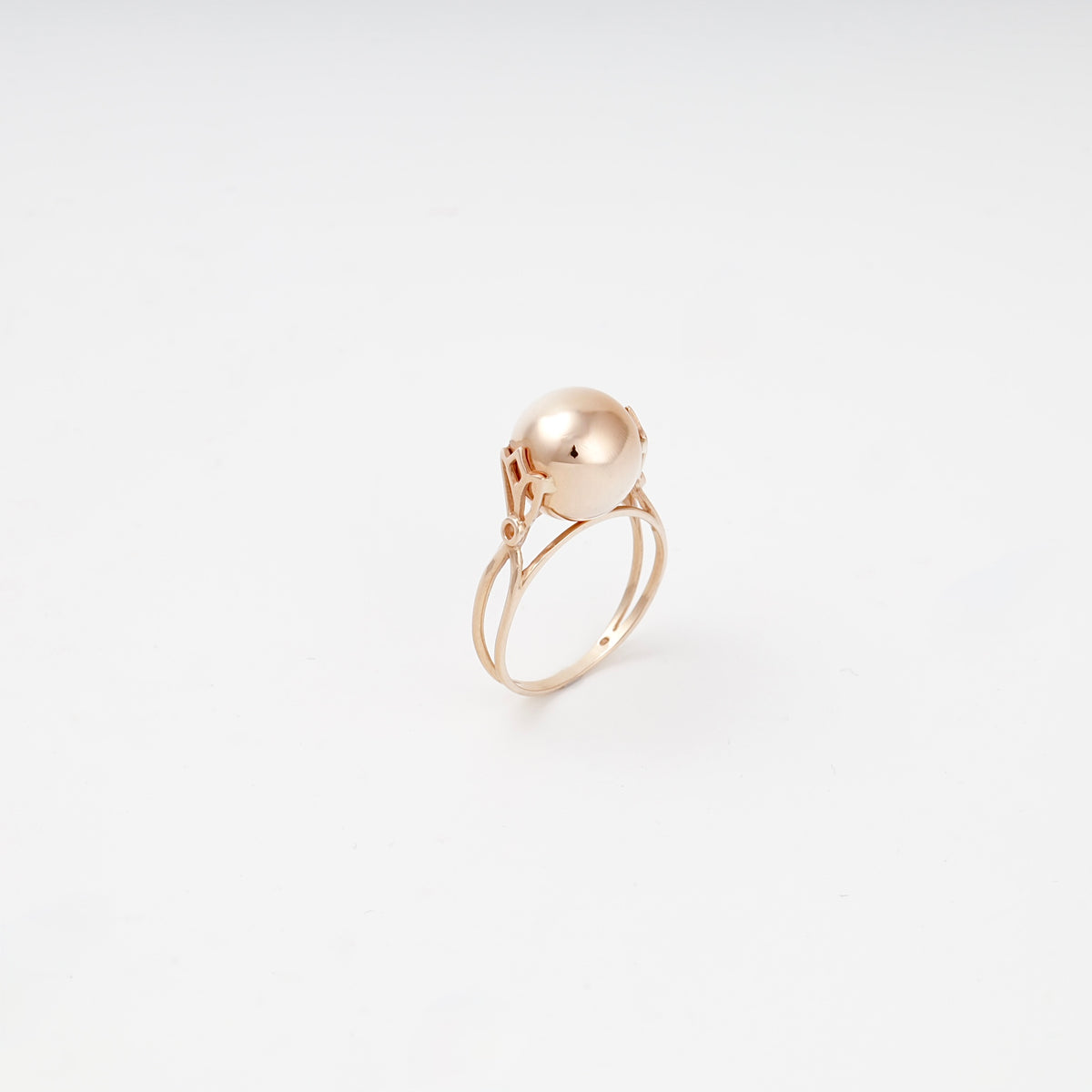 Rose gold polished sphere ring, upright view — 300337 — Kabluchka