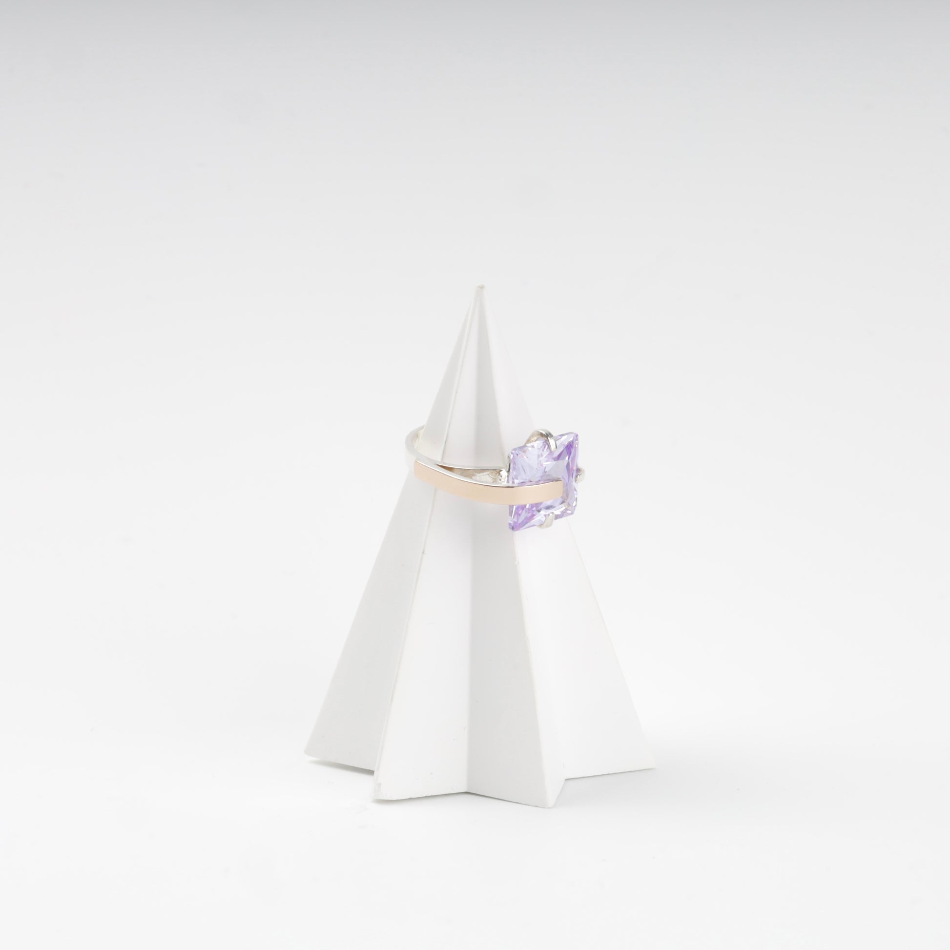 Purple cubic zirconia ring setting — close-up view — Kabluchka