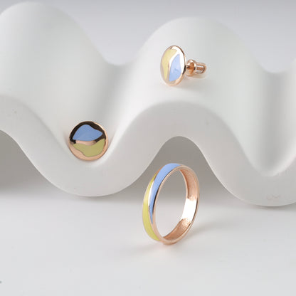 Sophisticated 14K (585) Rose Gold patriotic jewelry set featuring a minimalist wavy enamel ring and matching round stud earrings with vibrant blue and yellow accents, elegantly displayed on a white wavy decorative prop.