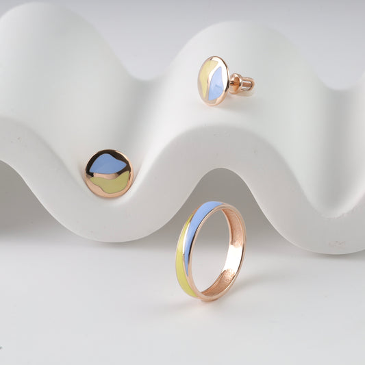 Sophisticated 14K (585) Rose Gold patriotic jewelry set featuring a minimalist wavy enamel ring and matching round stud earrings with vibrant blue and yellow accents, elegantly displayed on a white wavy decorative prop.