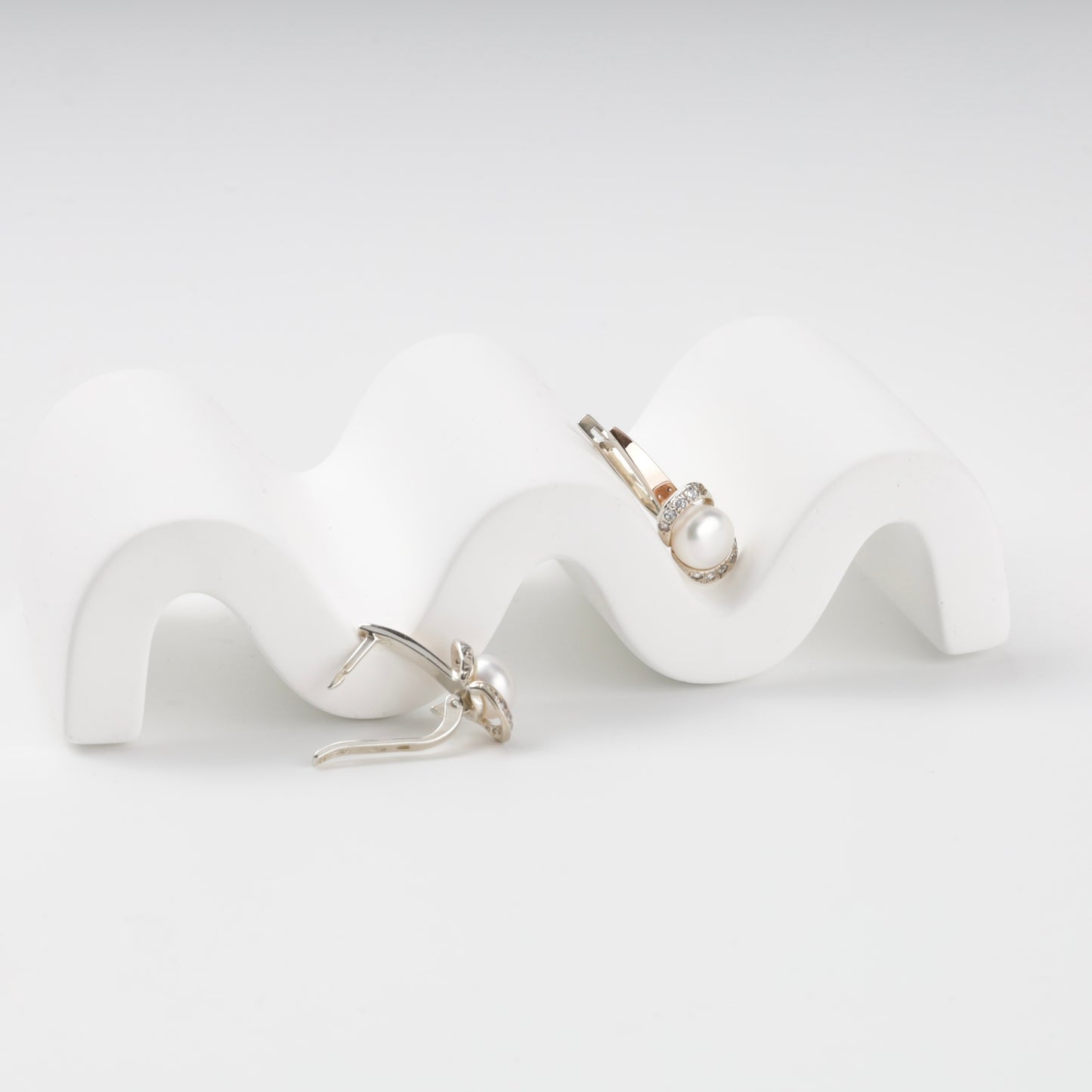 Curved cubic zirconia frame and pearl earrings — detail — Kabluchka