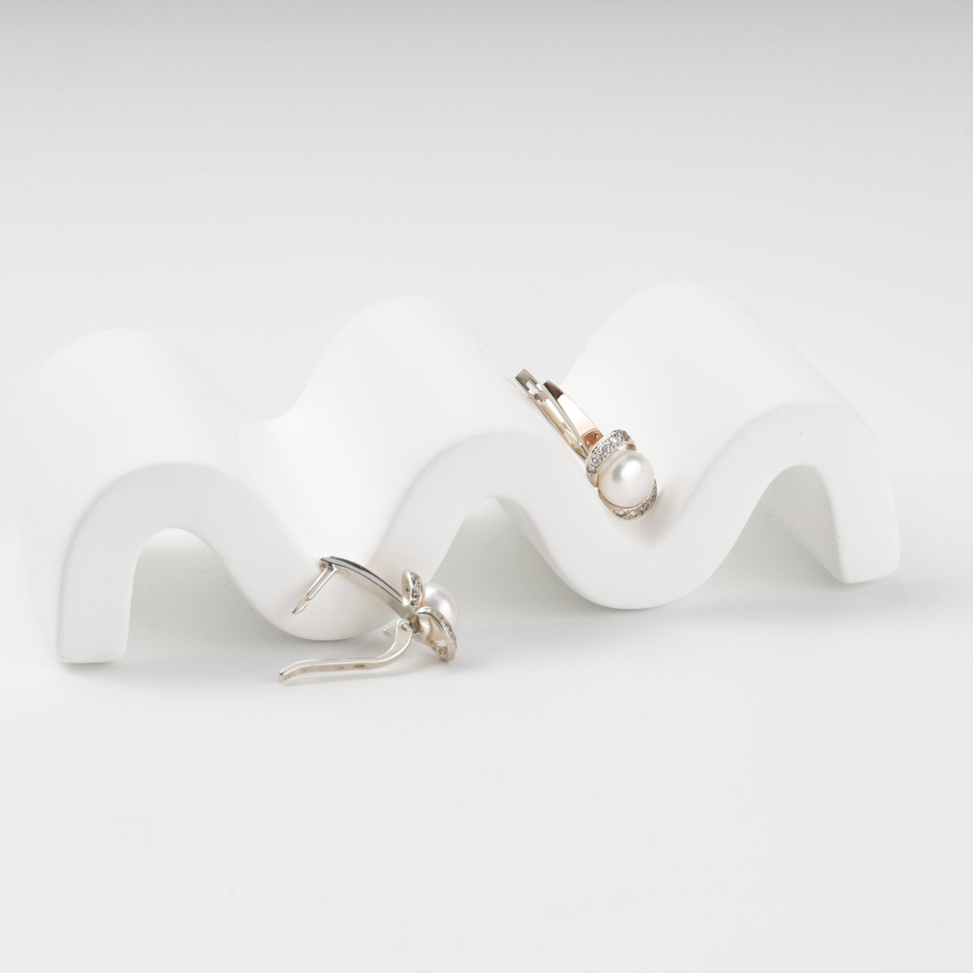 Curved cubic zirconia frame and pearl earrings — detail — Kabluchka