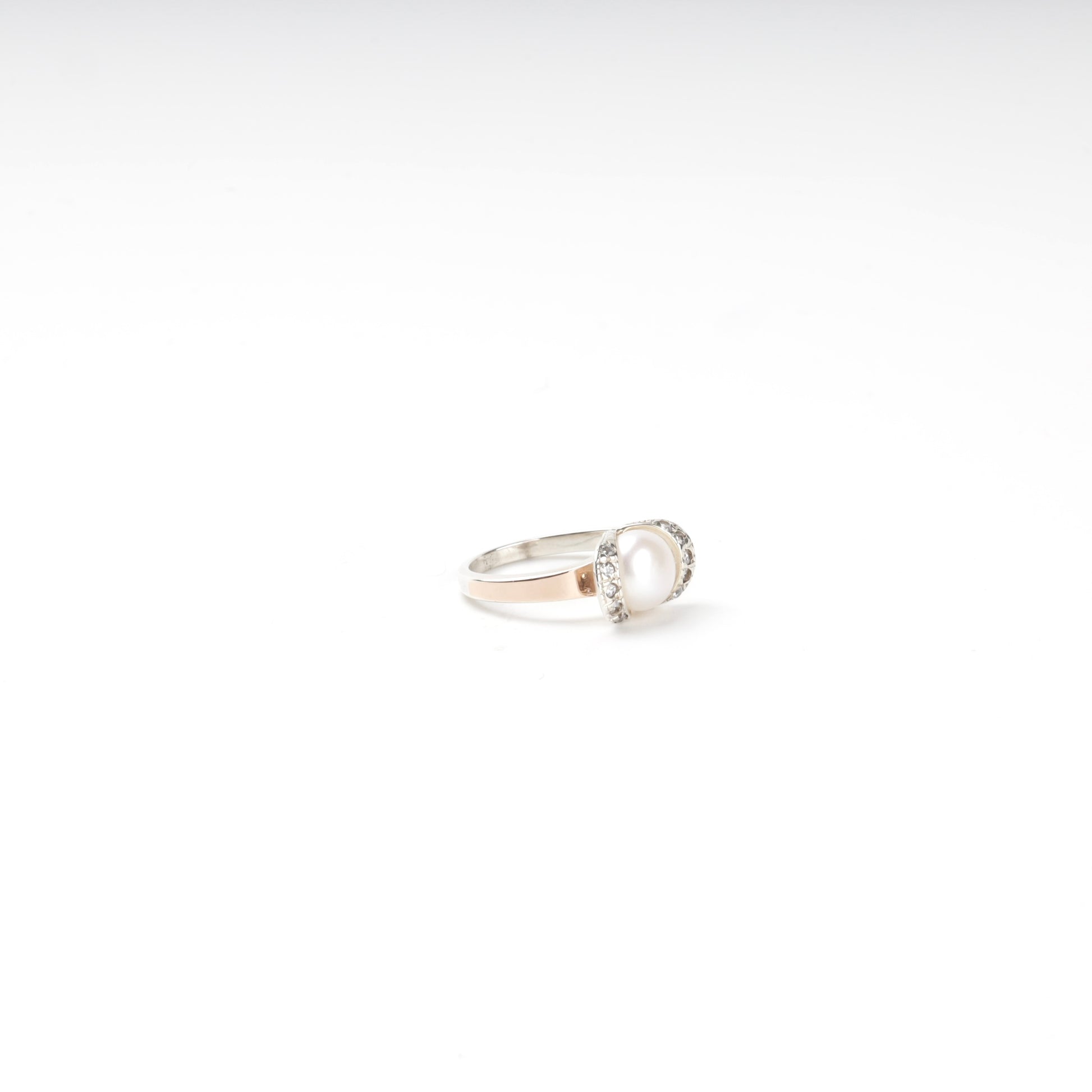 Silver 925 pearl ring with Gold 375 accents — front view — Kabluchka