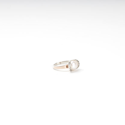 Silver 925 pearl ring with Gold 375 accents — front view — Kabluchka