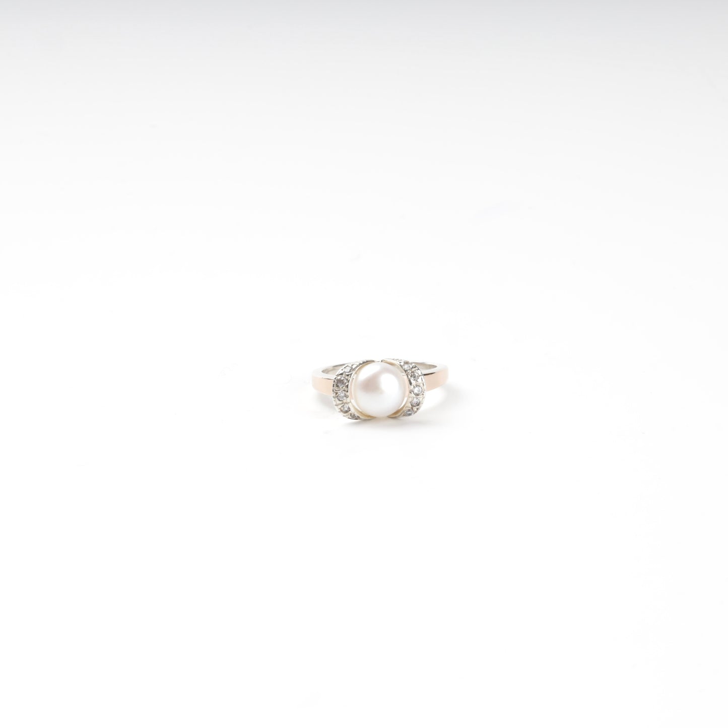 Silver 925 and Gold 375 pearl ring with cubic zirconia — Kabluchka