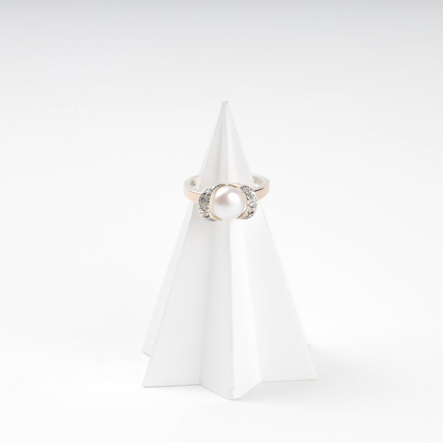 Curved cubic zirconia details around pearl ring — Kabluchka