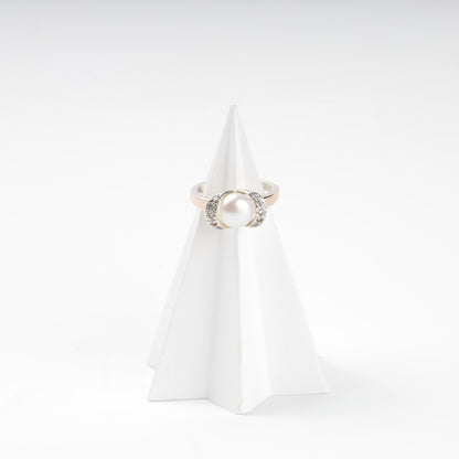 Curved cubic zirconia details around pearl ring — Kabluchka