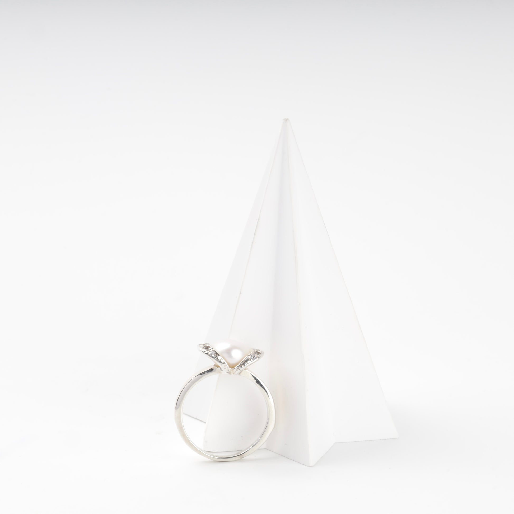 Pearl and cubic zirconia ring — angled view — Kabluchka