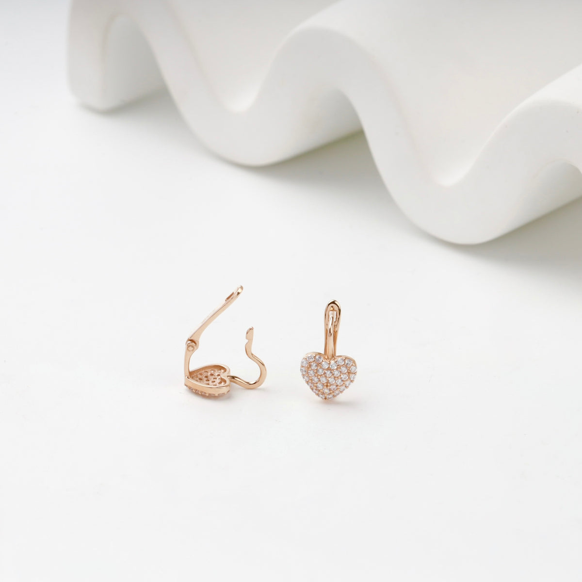 Children's Rose Gold 14K (585) Pavé Cubic Zirconia Heart Earrings — closure detail — Kabluchka