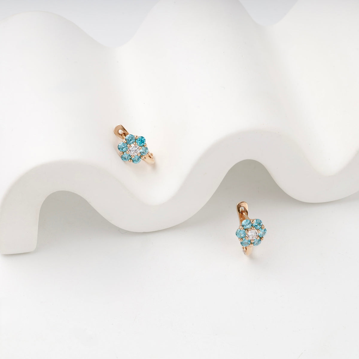 Rose Gold 14K (585) Blue and Clear Cubic Zirconia Flower Halo Earrings — detail view — Kabluchka