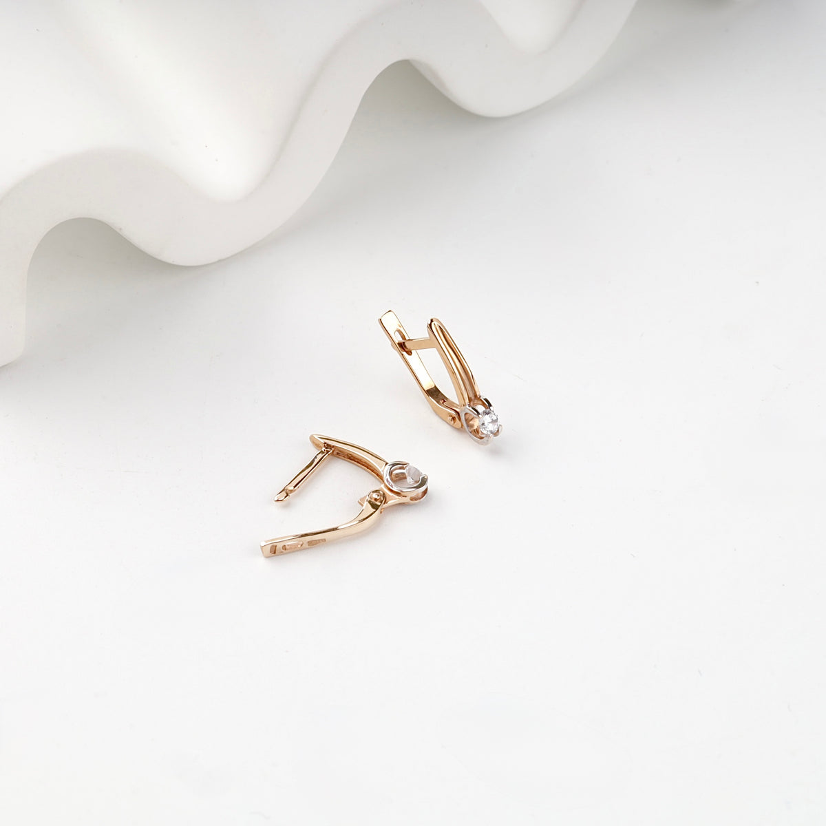 Rose Gold 14K (585) Cubic Zirconia Solitaire Drop Earrings — English-lock detail — Kabluchka