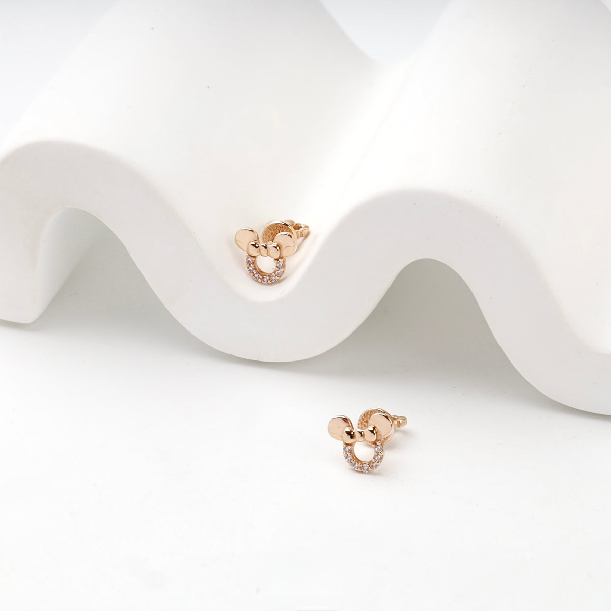 Rose Gold 14K (585) Cubic Zirconia Bow Stud Earrings — detail view — Kabluchka