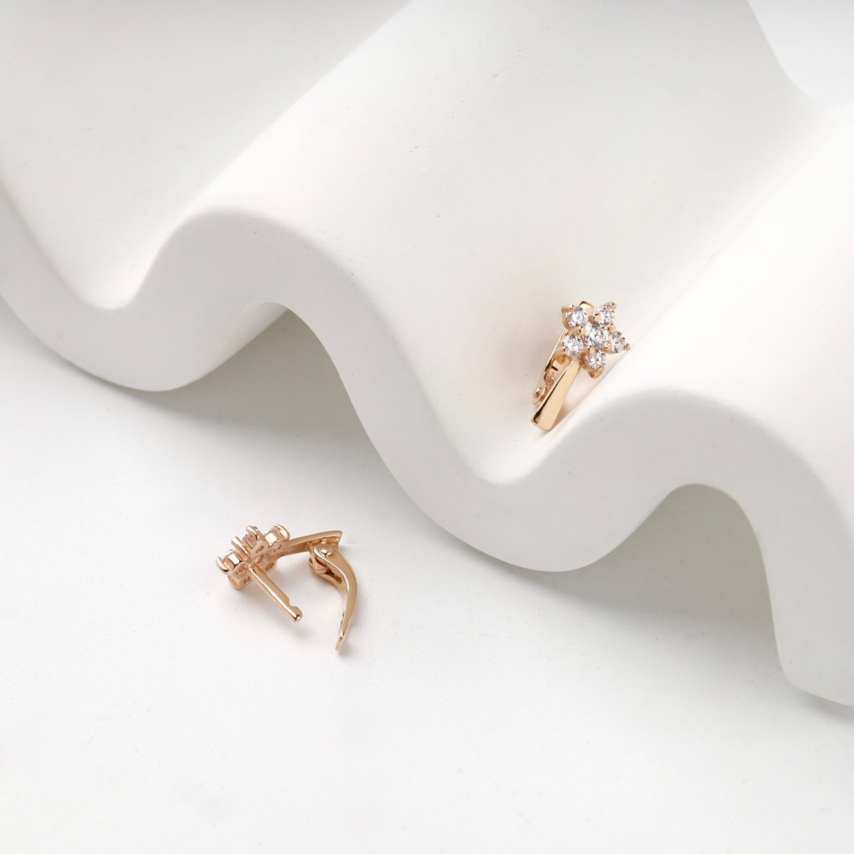 Children's Rose Gold 14K (585) Cubic Zirconia Flower Cluster Earrings — closure detail — Kabluchka