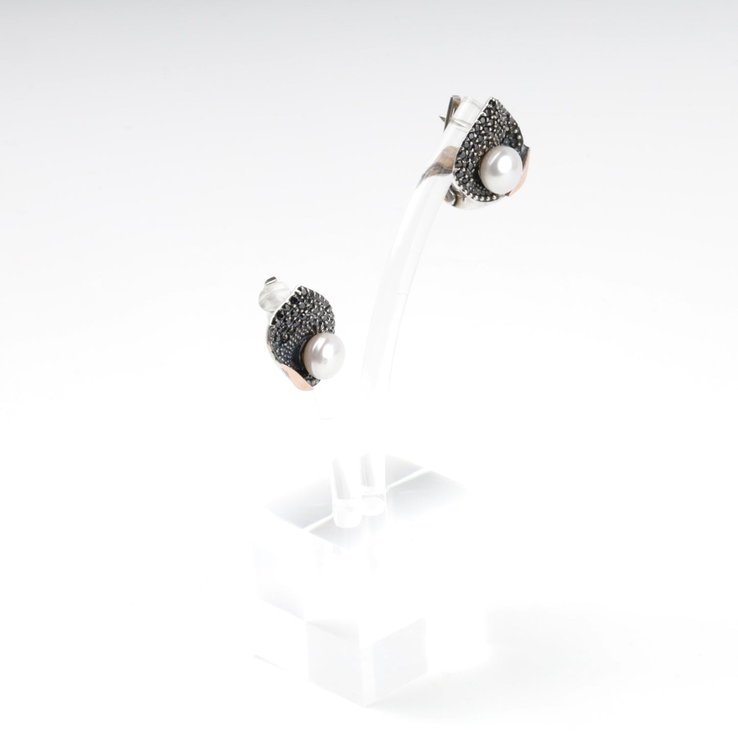 Cultured pearl earrings with Gold 375 accents — detail — Kabluchka