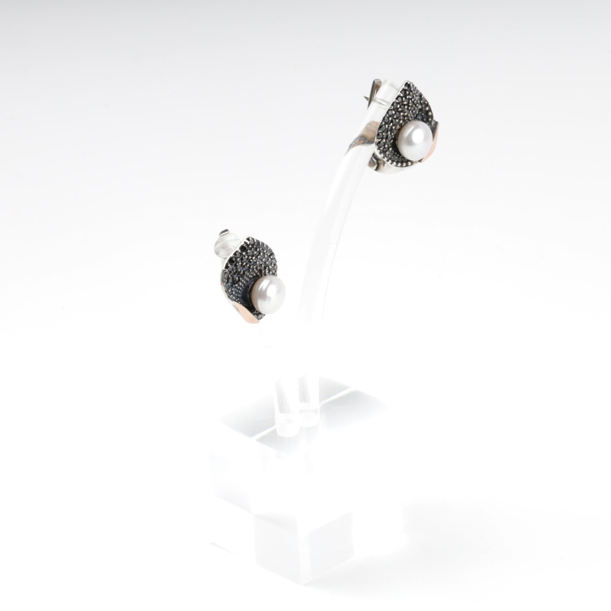 Cultured pearl earrings with Gold 375 accents — detail — Kabluchka
