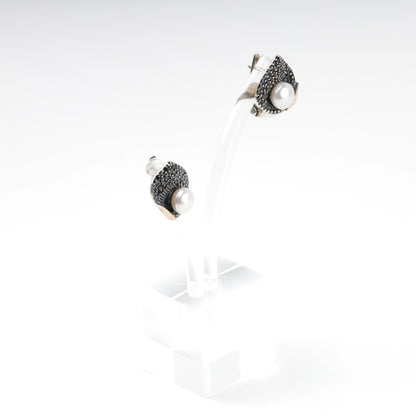 Cultured pearl earrings with Gold 375 accents — detail — Kabluchka