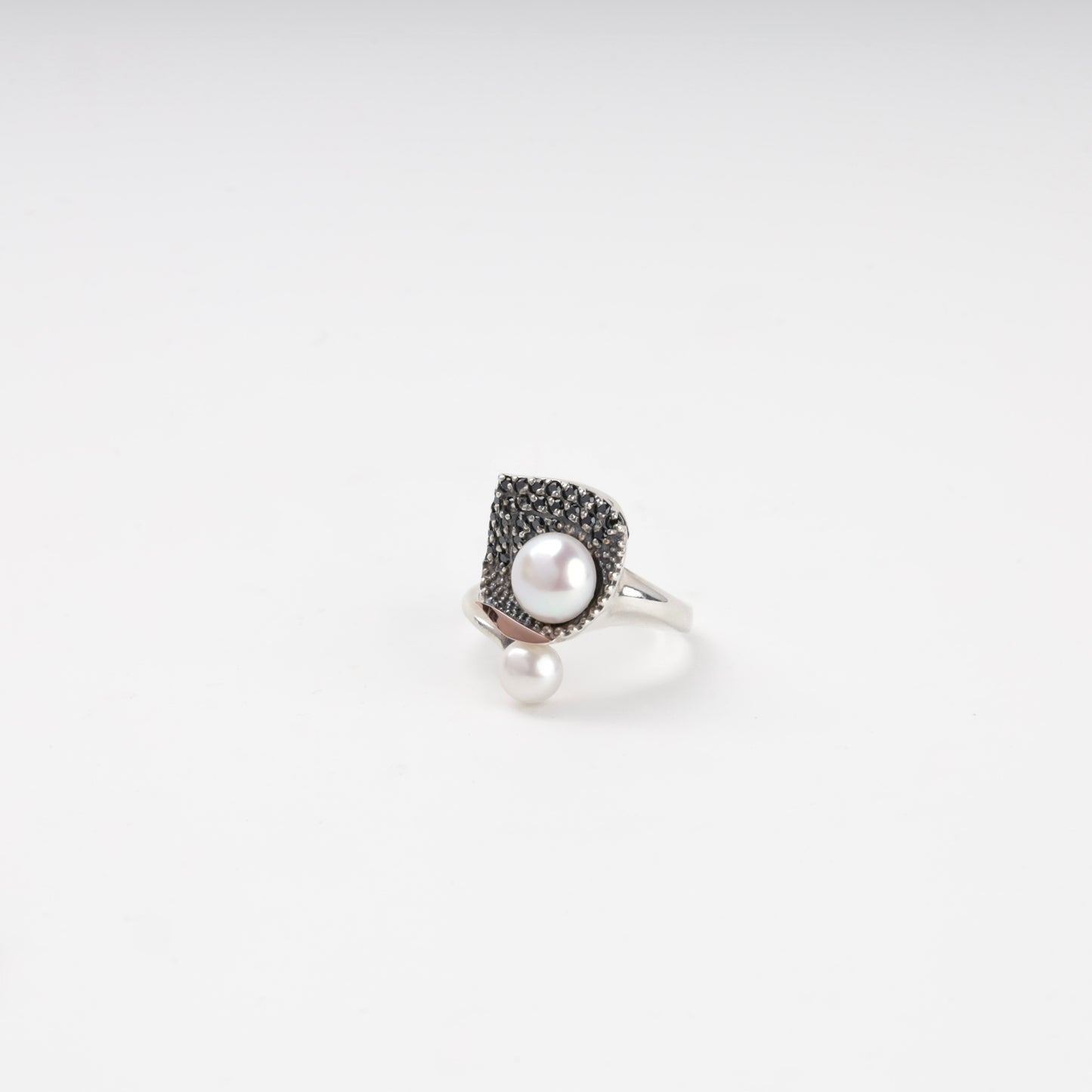 Cultured pearl open ring with Gold 375 accent — angled view — Kabluchka