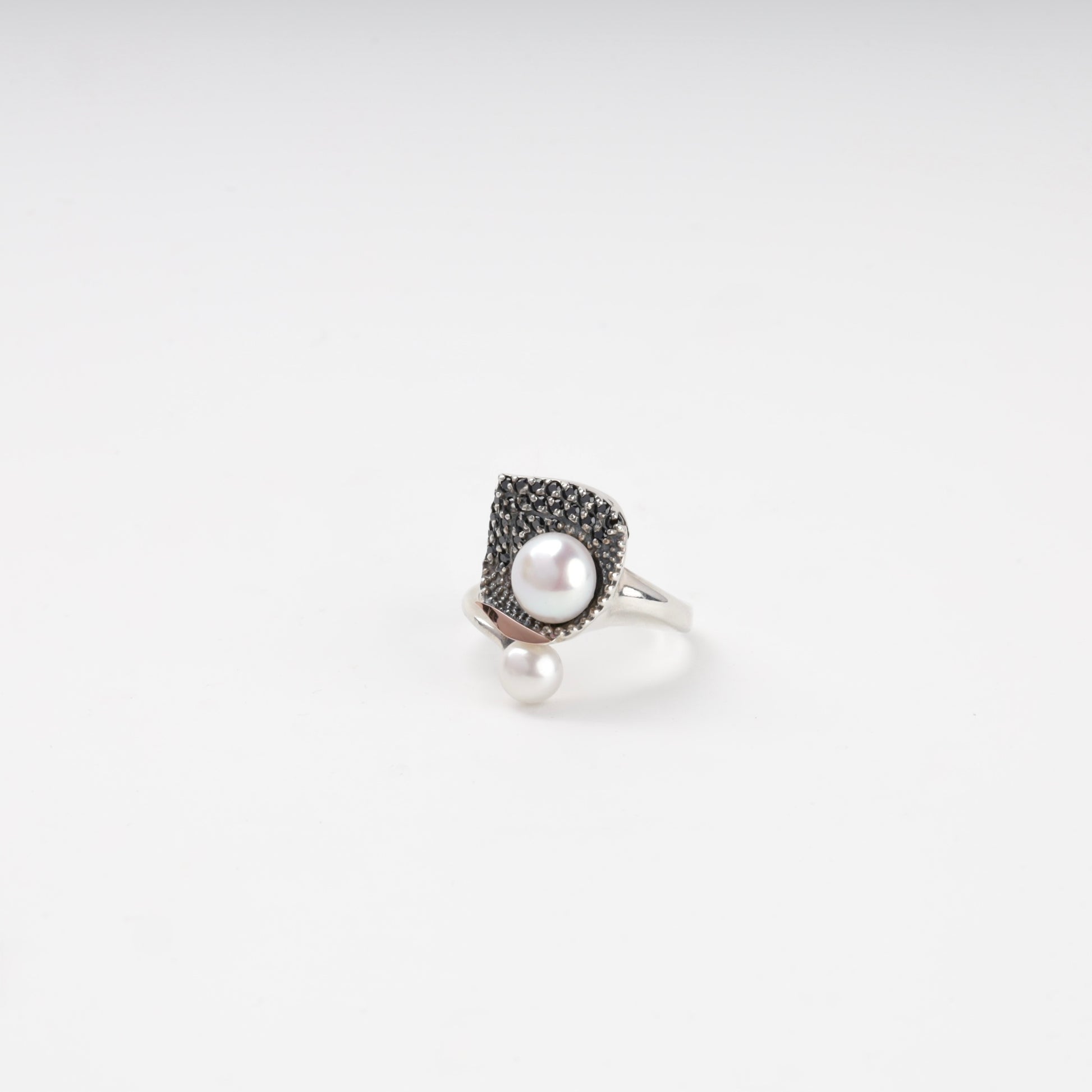 Cultured pearl open ring with Gold 375 accent — angled view — Kabluchka