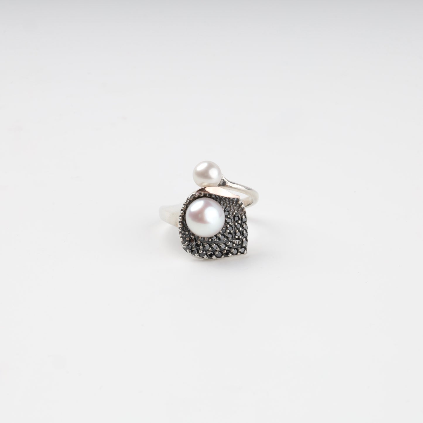 Silver 925 pearl and cubic zirconia ring — detail — Kabluchka