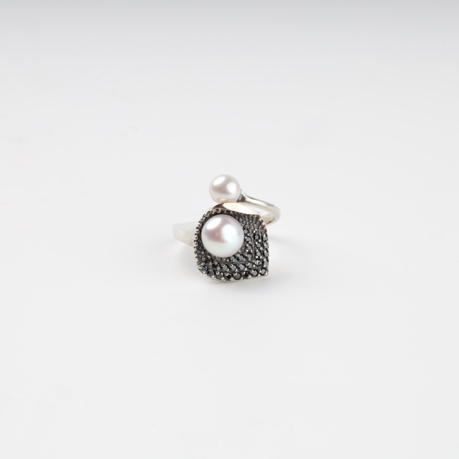 Silver 925 pearl and cubic zirconia ring — detail — Kabluchka
