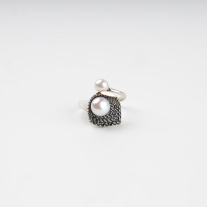 Silver 925 pearl and cubic zirconia ring — detail — Kabluchka