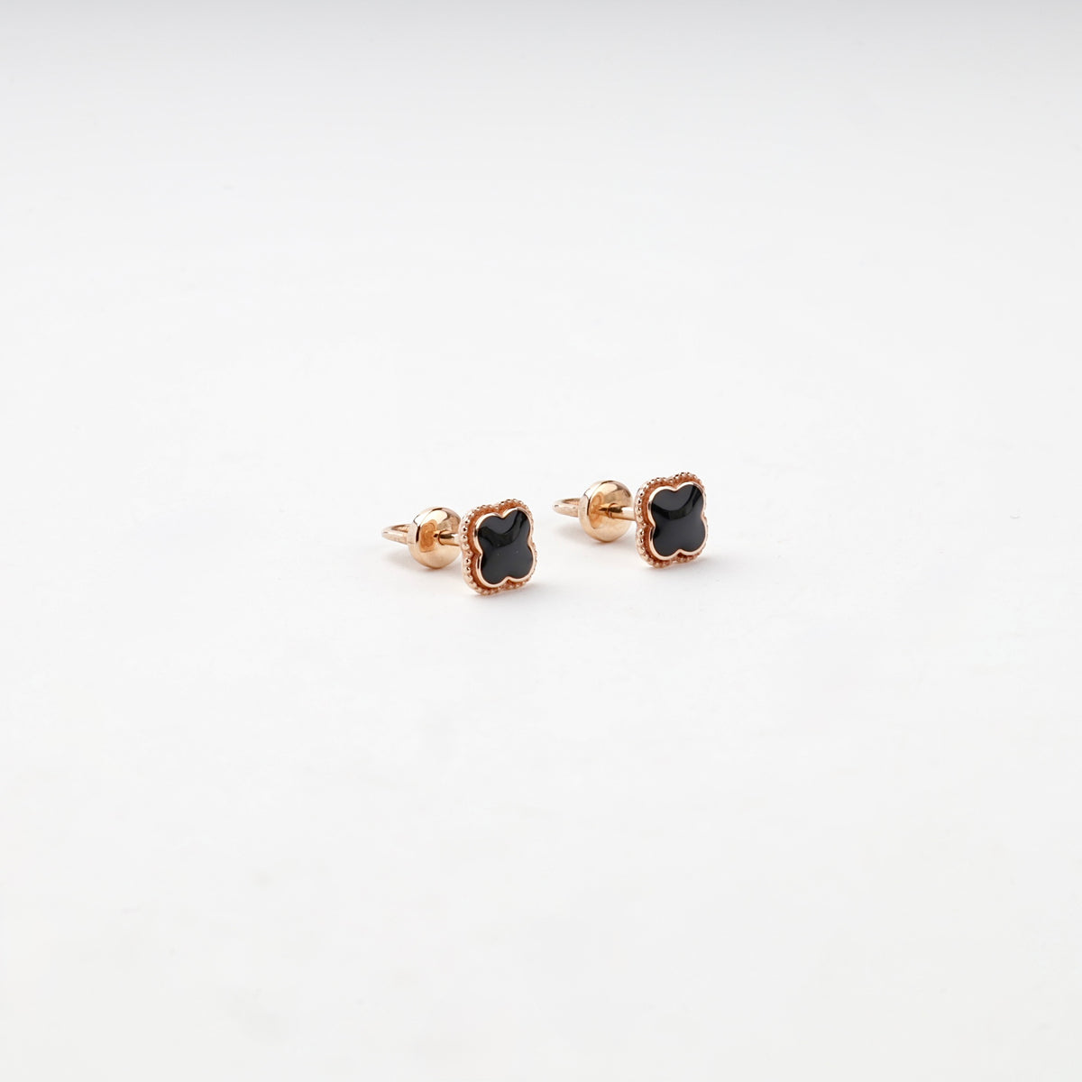 Rose Gold 14K (585) Black Enamel Clover Stud Earrings — detail view — Kabluchka