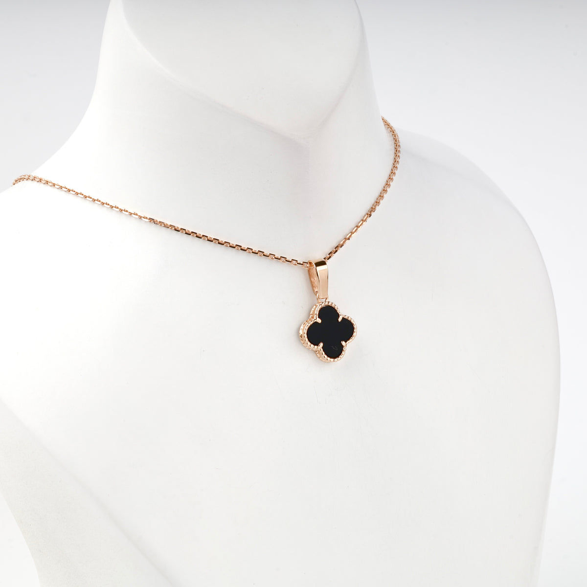 Rose gold black onyx clover pendant close-up — Kabluchka