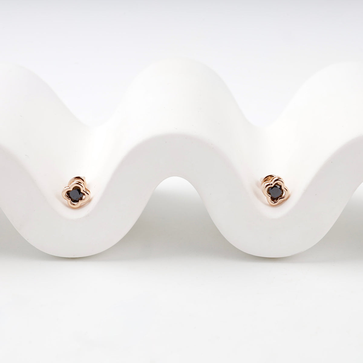 Rose Gold 14K (585) Black Cubic Zirconia Clover Stud Earrings — detail view — Kabluchka