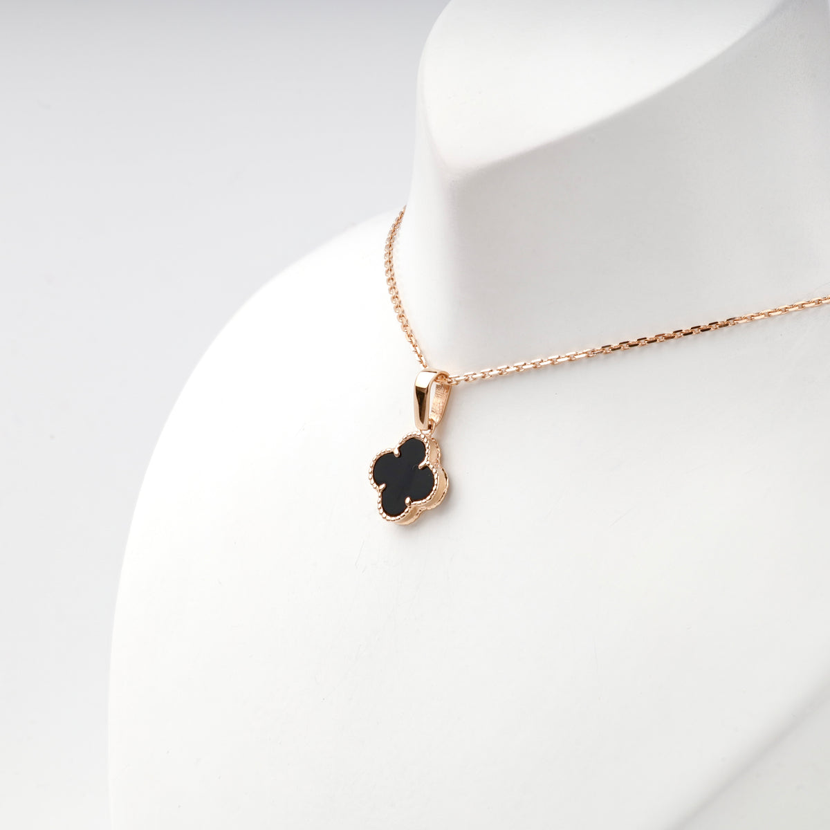Side view of rose gold black onyx clover pendant — Kabluchka