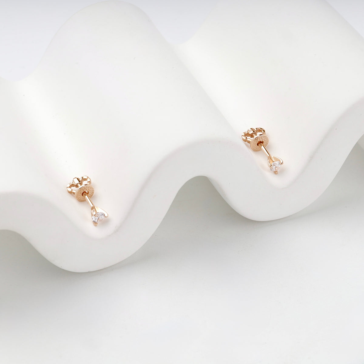 Rose Gold 14K (585) Cubic Zirconia Solitaire Stud Earrings — detail view — Kabluchka