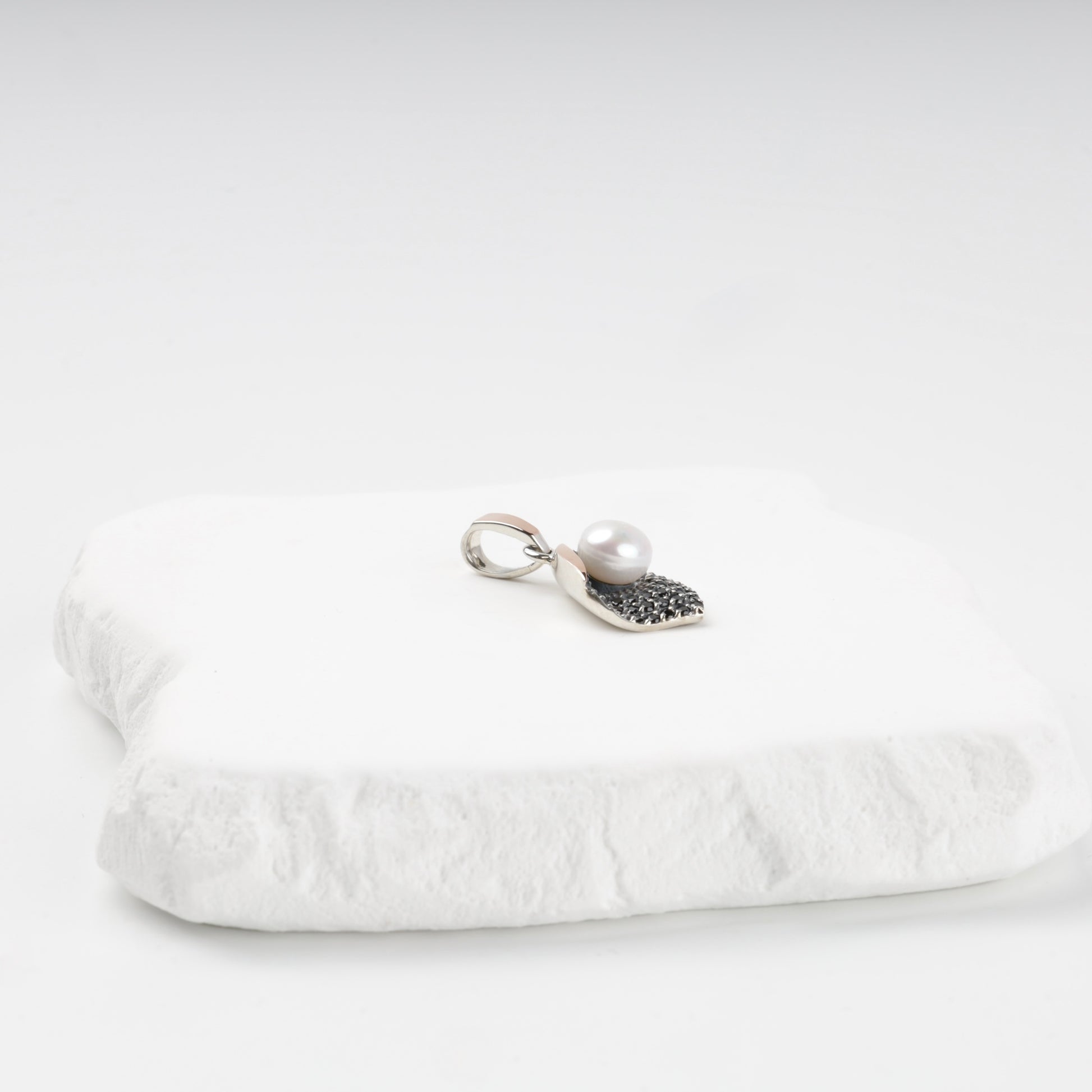 Cultured pearl pendant with sculpted square frame — side view — Kabluchka