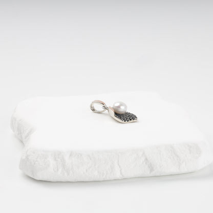 Cultured pearl pendant with sculpted square frame — side view — Kabluchka